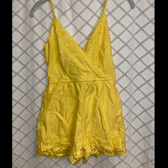 Yellow lace shorts romper with adjustable straps - Picture 1 of 4